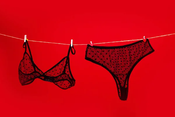 Majtki koronkowe i stanik. Seksowna bielizna odizolowana na czerwonym tle. Majtki stringi bikini, przejrzysty biustonosz i bielizna. — Zdjęcie stockowe