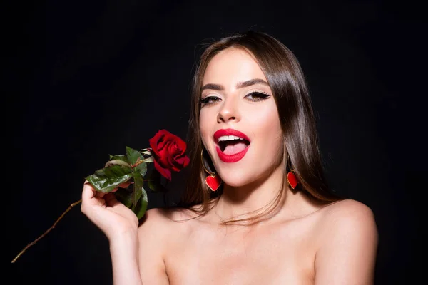 Krásná vzrušená žena s červenou růží. Tvář módní dívky s růží v ruce. Červené rty. Vogue jarní letní styl. — Stock fotografie