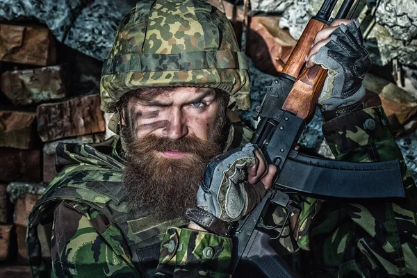 Ukrayna 'daki savaşı ve Rus saldırısını durdurun. Askeri üniformalı Ukrayna. Ukraynalı askerin portre resmini AK tüfeğiyle kapat. Yorgun ve sinirli asker.