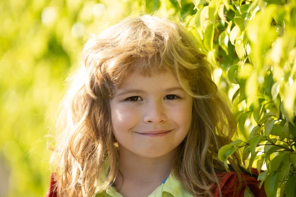 Criança sorridente feliz, adorável e adorável. Retrato alegre de criança pequena em fundo de natureza verde fora. — Fotografia de Stock