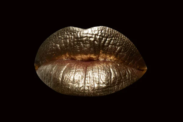 Gouden lippen. Gold Paint op de mond. Gouden lippen op vrouwenmond. Sensuele sexy lip. Geïsoleerd op zwarte achtergrond, knippad. Glamour achtergrond. Lippenstift kus. — Stockfoto