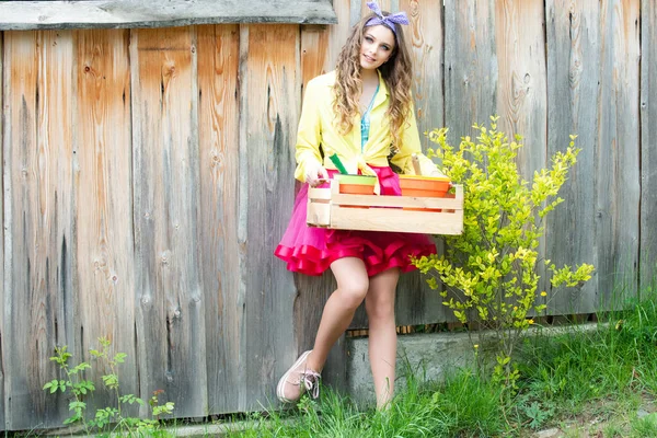 Adolescenta fericita, tanara adolescenta tinand cutia de lemn cu ghivece de la ferma. Femeia plantează flori în oală. — Fotografie, imagine de stoc