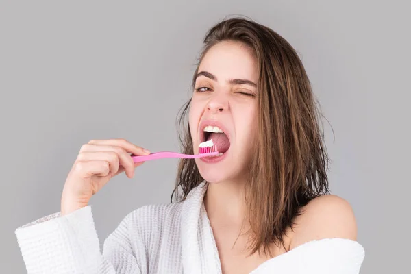 Retrato engraçado de uma bela mulher feliz escovando os dentes com uma escova de dentes isolada fundo. — Fotografia de Stock