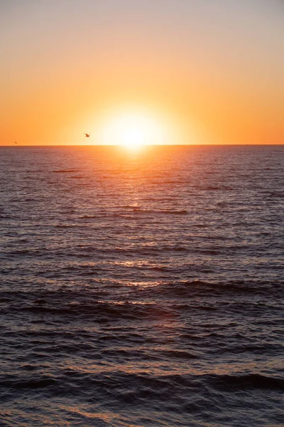 Zonsopgang in de zee met zachte golf en bewolkt. Zeegezicht bij zonsopgang over zee. Natuurlandschap. Prachtig wolkenlandschap boven de zee, zonsopgang schot. — Stockfoto