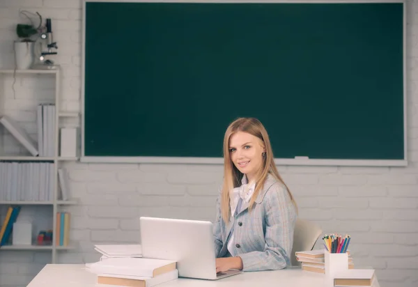 Vrouwelijke student werkt aan een laptop in de klas, bereidt zich voor op een examen, online webinar, video over afstandsonderwijs. — Stockfoto