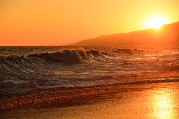 Goldener Himmel und Meerwasser. Tropischer Strand mit glatten Wellen und Sonnenuntergang Himmel abstrakten Hintergrund. Goldener Sonnenaufgang über den Wellen des Meeres. Sonnenaufgang über dem Ozean. Wellen plätschern. — Stockfoto