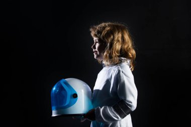 Çocuk astronot kostümü giymişti. Uzayı hayal eden çocuklar.