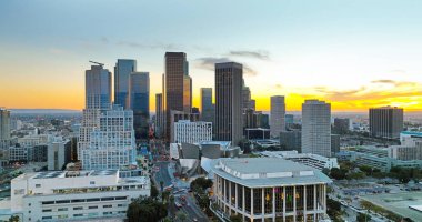 Los Angeles şehri, panoramik şehir manzarası gökyüzü manzarası, günbatımında hava manzarası. Lod Angeles 'ın şehir merkezi.