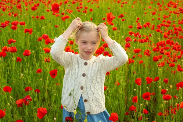 Niña en el prado de amapolas. Hermosa hija en un campo de amapola al aire libre. Amapolas flores de primavera. —  Fotos de Stock