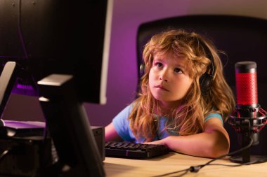 Gece geç saatte bilgisayarlı bir çocuk. Neon mavi ışık.