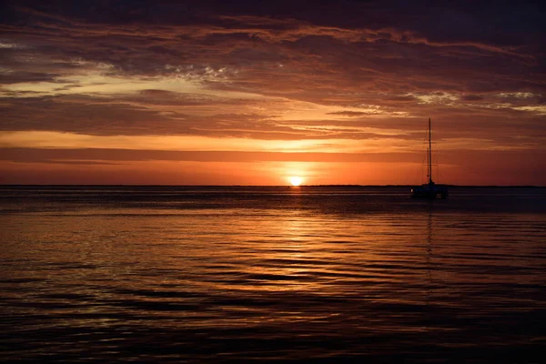 Landskap over hav og tropiske strender ved solnedgang eller soloppgang for fritidsreiser og ferie. Refleksjon av sol i vann og sand på strand. – stockfoto