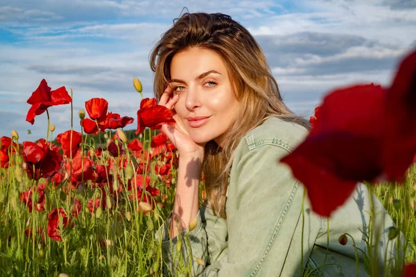 Portrait of a beautiful woman on the poppies meadow. Beautiful girl on a poppy field outdoor. Poppies flowers. — Stock Photo, Image