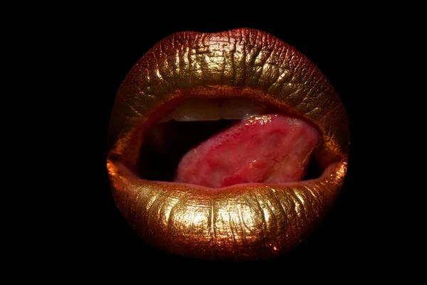 Χρυσά χείλη με δημιουργικό χρυσό μεταλλικό κραγιόν. Χρυσή μπογιά στα χείλη της σέξι κοπέλας. Αισθησιακό στόμα γυναίκας, απομονωμένο φόντο. Η γλώσσα γλείφει χρυσά χείλη. Φόντο αίγλης. Εικονίδιο χειλιών. — Φωτογραφία Αρχείου