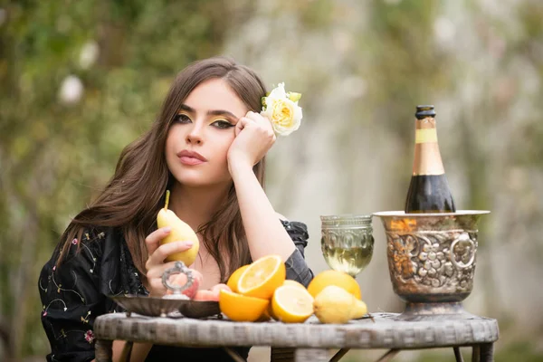 Retrato de una hermosa mujer sexy en el jardín comiendo frutas tropicales, vacaciones de verano. Belleza mujer cara. — Foto de Stock