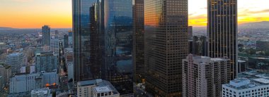 Los Angeles panoramik bir şehir. Los Angeles şehir merkezi gökyüzü, şehir merkezi gün batımında gökyüzü.