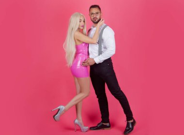 Kız ve erkek bebek stili pembe renkte izole edilmiş..