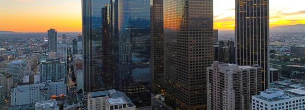 Cidade panorâmica de Los Angeles. O horizonte da baixa de Los Angeles, o horizonte da paisagem urbana ao pôr-do-sol. — Fotografia de Stock