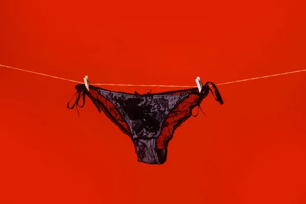 Kantje rood slipje aan touw. Katoenondergoed. Kant sexy ondergoed. Vrouwen witte erotische lingerie. Vrouwenslipje. — Stockfoto