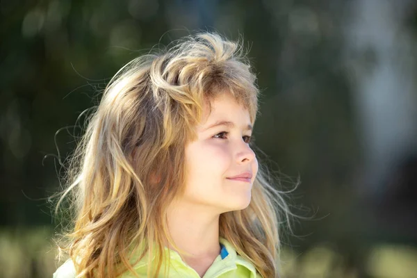 Profilera barn ansikte. Porträtt av bedårande liten pojke på grön bakgrund park i naturen. Oj då. Porträtt av förvånad söt liten pojke med lockigt hår, förvånad förskola. — Stockfoto