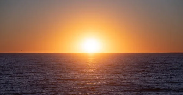 Panoramische zee oceaan zonsopgang. Zonsondergang op zee landschap. Dramatische zonsondergang hemel met wolken. Dramatische zonsondergang boven de zee. — Stockfoto