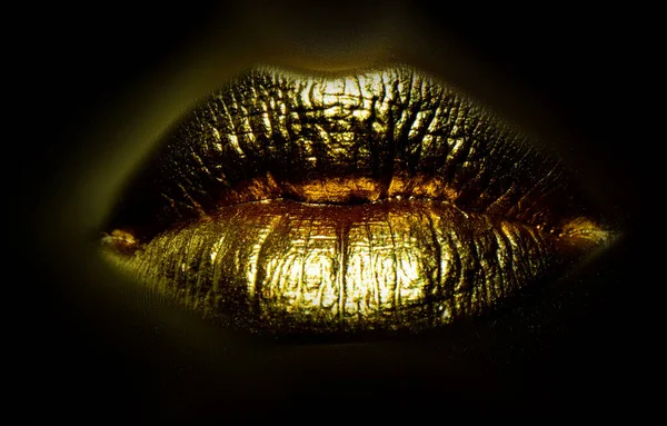 Labbra d'oro. Vernice dorata sulla bocca. Labbra dorate sulla bocca della donna. Sensuale labbro sexy. — Foto Stock