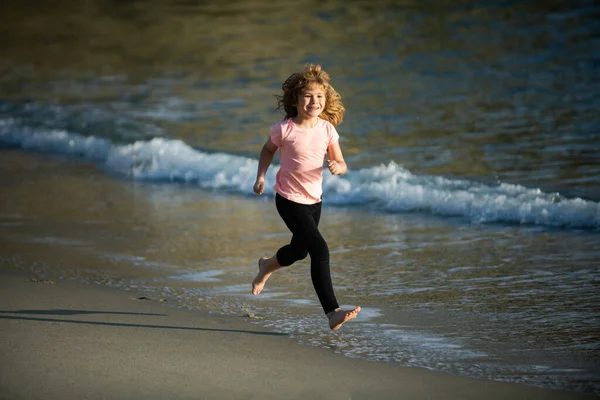 幸せな少年は海に走ります。子供のビーチでは、海の水プールで実行する楽しみがあります。子供と夏休み. — ストック写真