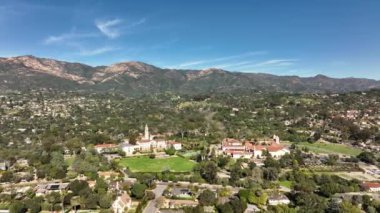 Santa Barbara, California 'daki evlerin havadan görünüşü. Kaliforniya 'daki tarihi Santa Barbara İspanyol Misyonu. Santa Barbara 'nın sinematik şehir manzarası. İnsansız hava aracı tarafından filme alındı..