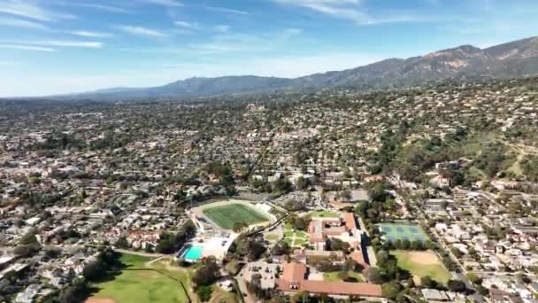 Переліт над Санта-Барбарою. Кінематограф міста Санта-Барбари. Знімається дроном.. — стокове відео