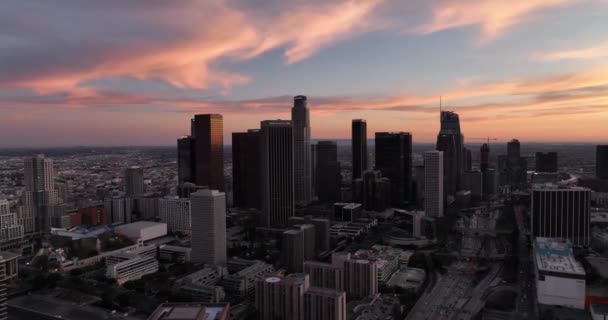 In het centrum van Los Angeles Californië. Los Angele, California, Verenigde Staten downtown cityscape gefilmd door drone. — Stockvideo