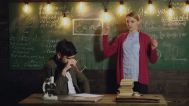 Sınıfta profesörü dinleyen lise öğrencisi. Akıl hocası, koç, öğretmen kadın, iş arkadaşıyla konuşuyor. Profesör yetişkin öğrencilere eğitim konsepti öğretiyor.