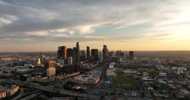 Centro de Los Ángeles, California. Los Angele, California, Estados Unidos paisaje urbano del centro. Filmación cinematográfica de Drone de la vista aérea superior. — Vídeo de stock