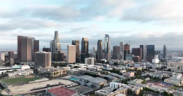 Πόλη του Λος Άντζελες cityscape ορίζοντα γραφική εναέρια θέα στο ηλιοβασίλεμα. Αεροσκάφος που πετάει. — Αρχείο Βίντεο