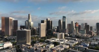 Los Angeles şehir merkezi hava manzaralı, şehrin iş merkezi. Los Angeles 'ı insansız hava aracıyla uçarak ve filme alarak.