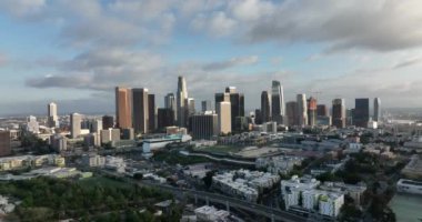 Los Angeles şehir merkezi silueti. İnsansız hava aracı, hava görüntüsü.