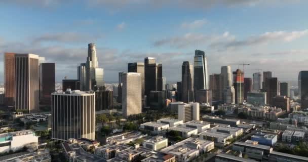 Вид на центр Лос-Анджелеса с воздуха, деловой центр города. Лететь и снимать Лос-Анджелес на беспилотнике. — стоковое видео