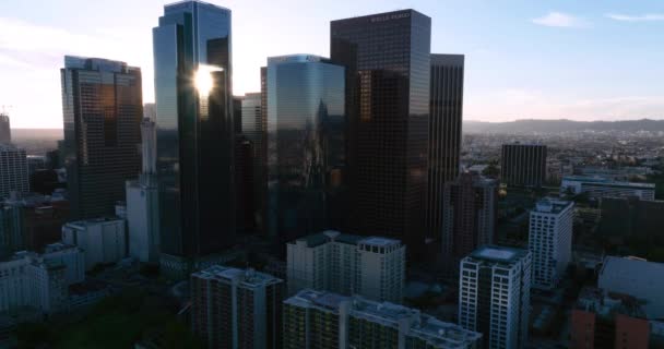 Центр Лос-Анджелеса с небоскребом. Калифорния, Лос-Анджелес, центр города. Обстреляли Лос-Анджелес беспилотником. — стоковое видео