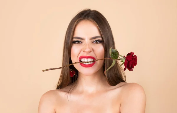 Femme de beauté avec fleur de rose, belle fille de la mode, portrait headshot. Jour d'anniversaire. — Photo
