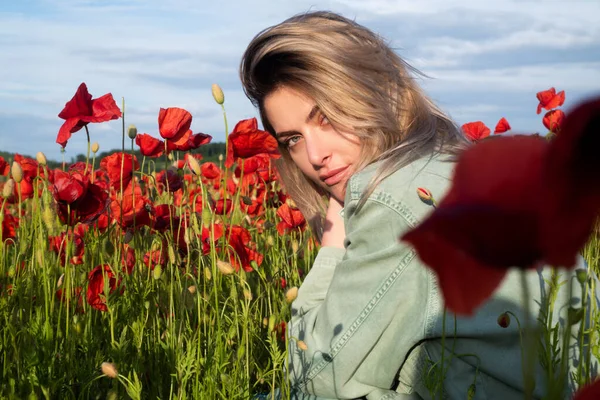 Beautiful woman in spring poppy flower field. Happy girl resting on a beautiful poppy field. Girl walking along a poppy field, the concept of sensuality, freedom and carefree. — Stock Photo, Image