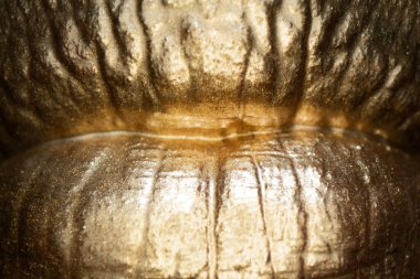 Makro altın sarısı, seksi kadın dudakları, güzel dudaklar, altın kadının ağzını kapat..