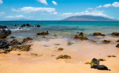 Altın kumu olan sahil, turkuaz okyanus suyu. Panoramik deniz manzarası. Yaz tatili için doğal arka plan.