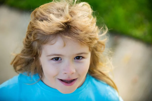 Sevimli küçük kız yazın açık havada kapanıyor. Çocuklar yüz yüze. Komik sarışın çocuk, yakın plan portre.. — Stok fotoğraf