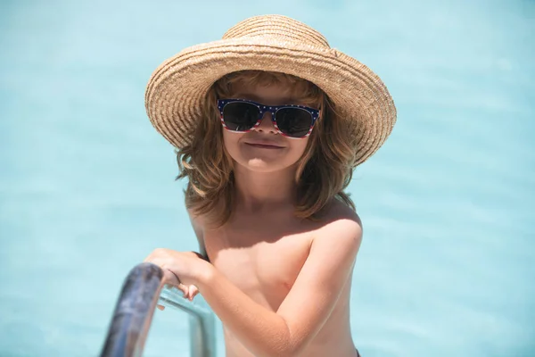 Retrato de criança relaxar na piscina de verão. — Fotografia de Stock