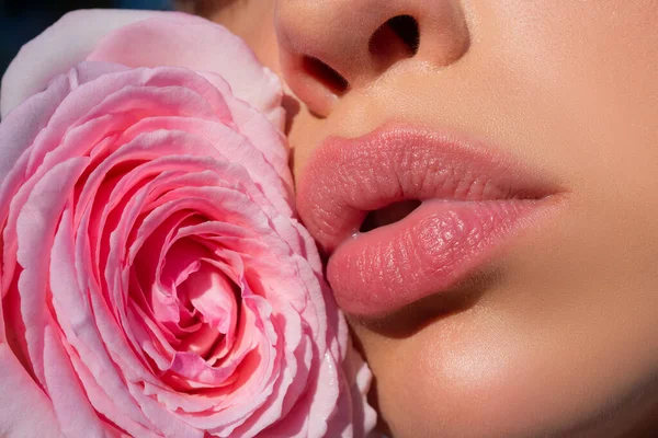 Schöne Frauenlippen mit Rose. Nahaufnahme sexy Frau natürliche Lippen und schöne rote Rose. — Stockfoto