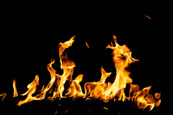 Fuego de llama. Quemar luces sobre un fondo negro. Llamas de fuego sobre fondo negro. Fondo de llama de fuego abstracto. — Foto de Stock