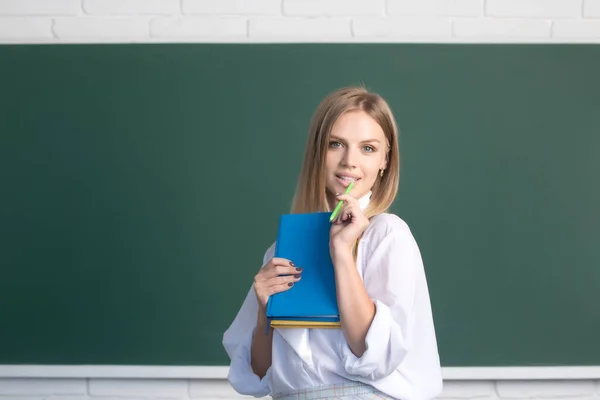 Portret studentki na lekcjach w szkole lub na uniwersytecie. Kobieta uczeń robi notatki z książki w koledżu. — Zdjęcie stockowe