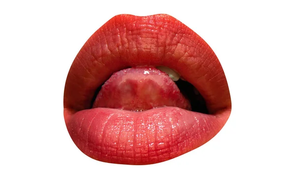 입에 침을 묻히다. 흰 바탕에 빨간 립스틱이 붙어 있는 섹시 한 암컷 입술. 아름다운 젊은 여자들의 혀에 입술을 핥는 것. 매력적 인 여인 이 빨간 입술을 벌리고 있다. — 스톡 사진