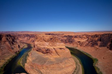 Horseshoe Bend 'in manzarası. Gün doğumu ve Büyük Kanyon yakınlarındaki Colorado Nehri' nin yansıtıcı yüzeyi..