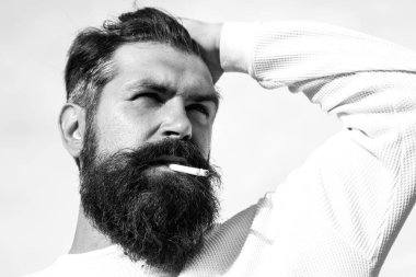 Sigara içen delikanlıyı kapat..