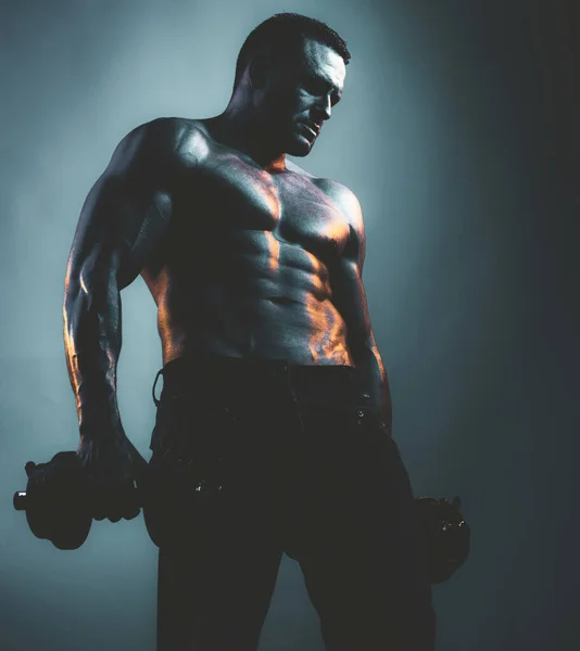Exercices musculaires homme avec haltère sur fond bleu néon noir. — Photo
