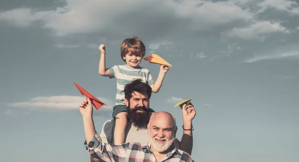 Pokolenie mężczyzn. Ojciec i syn z dziadkiem - szczęśliwa kochająca rodzina. Cieszcie się rodziną. Dziadek z synem i wnukiem zabawiają się w parku. — Zdjęcie stockowe